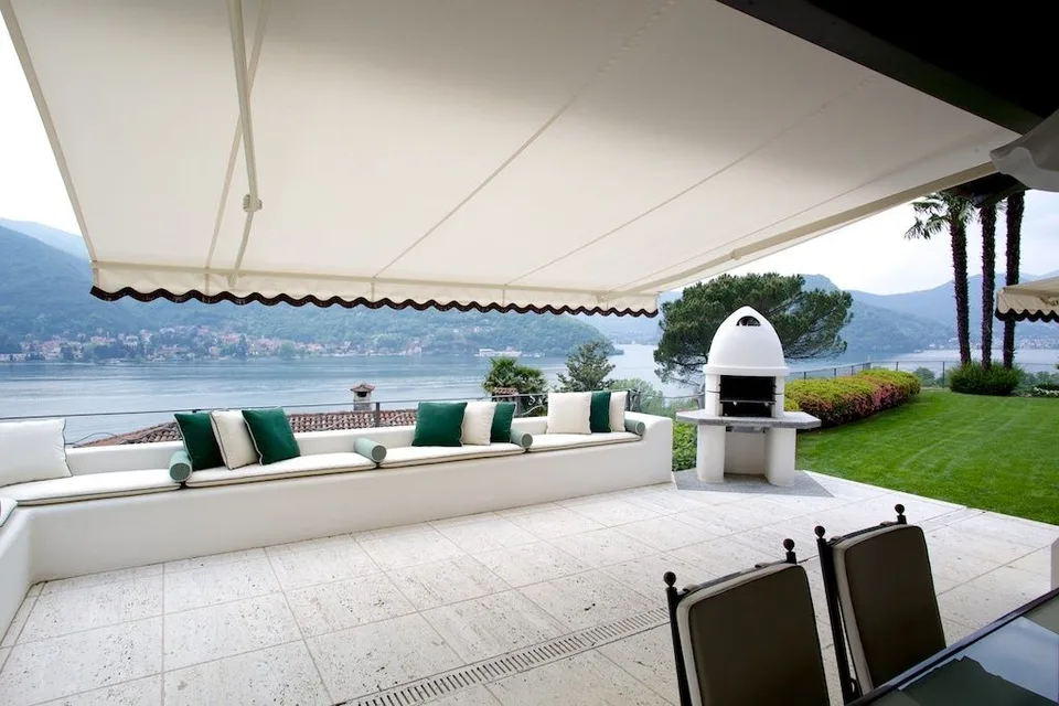 Faszinierende Villa mit Innenpool und unvergleichlichem Seeblick – Foto 7 von 11