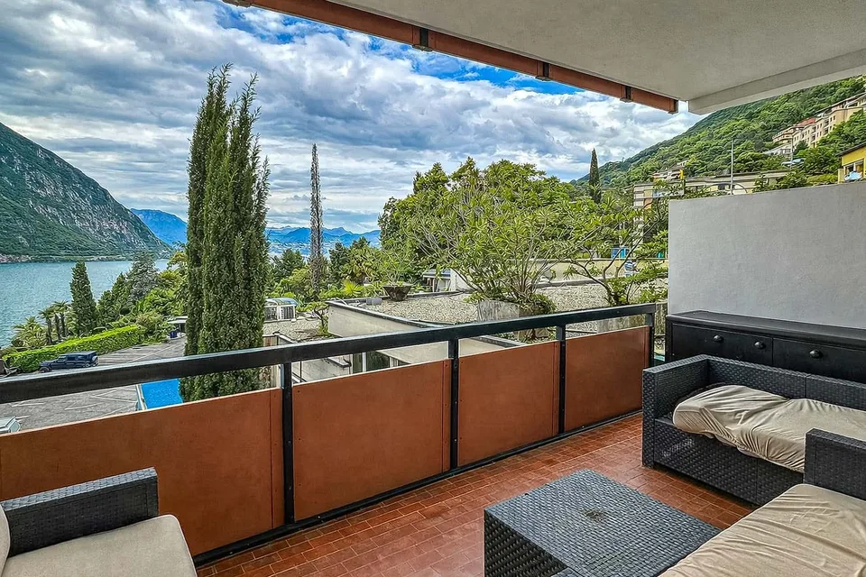 3 locali vista lago in residenza con piscina e darsena a Bissone