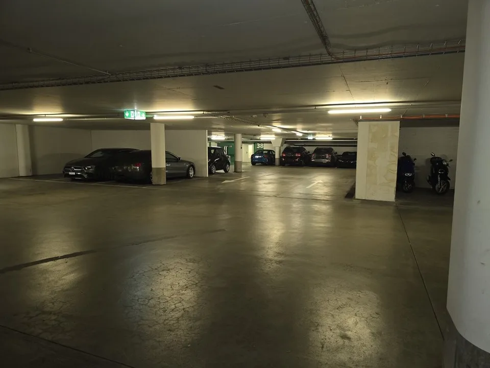 EINSTELLPLATZ IM HIRZBRUNNENQUARTIER BEIM EGLISEE ZU VERMIETEN