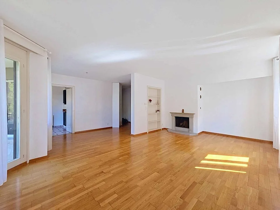 Elegante appartamento familiare di 4.5 locali con camino e loggia