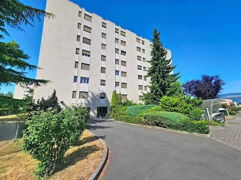 Élégant appartement familial de 4.5 pièces avec cheminée et loggia