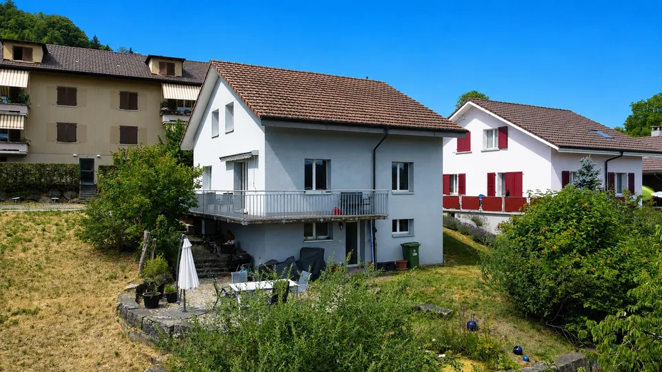 Maison individuelle dépendante dans un emplacement familial avec jardin et vue sur les Alpes