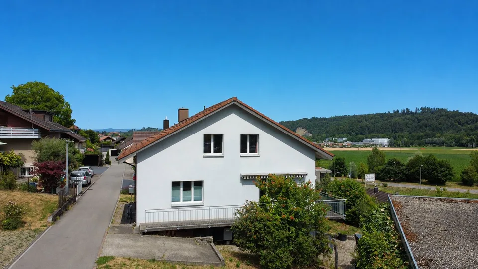 Maison individuelle dépendante dans un emplacement familial avec jardin et vue sur les Alpes