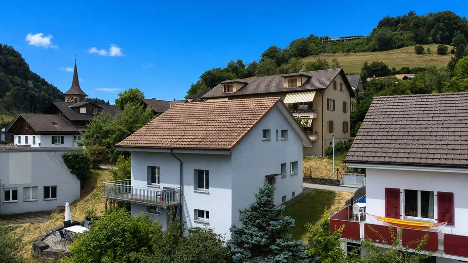 Maison individuelle dépendante dans un emplacement familial avec jardin et vue sur les Alpes