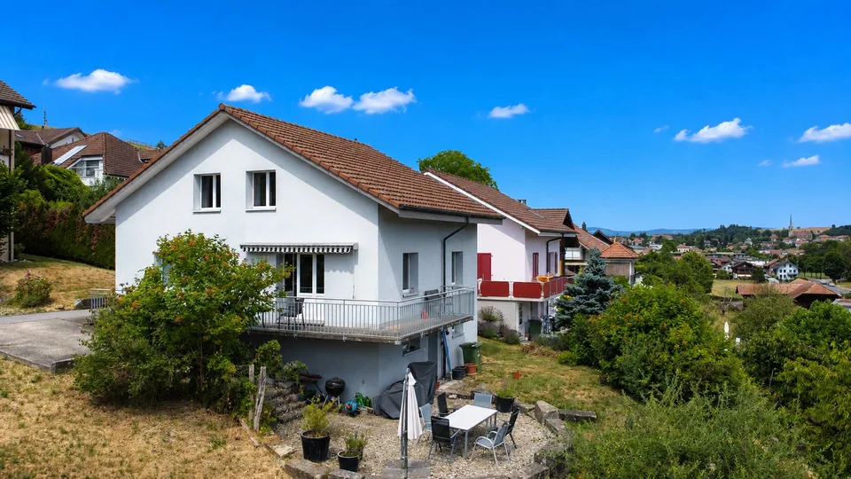 Freistehendes Einfamilienhaus an familienfreundlicher Lage mit Garten und Alpensicht