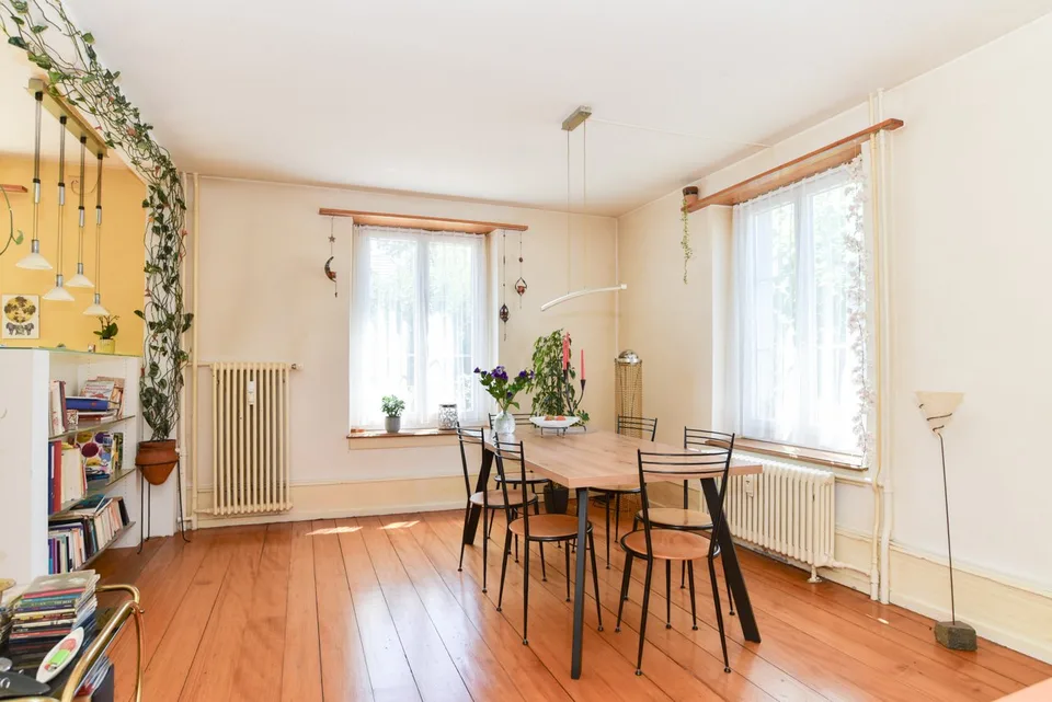 Maison de trois familles dans un bon emplacement à Buchs avec environnement bien entretenu