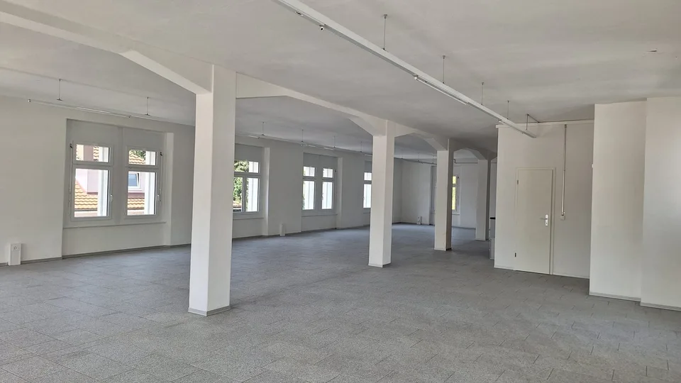 Moderne Gewerberäume mit Balkon in Nidau
