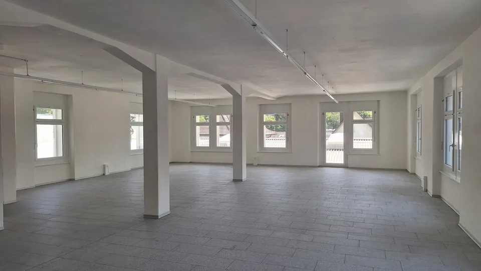 Moderne Gewerberäume mit Balkon in Nidau