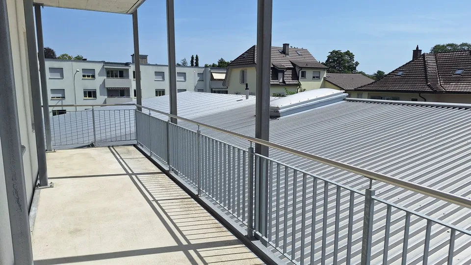 Moderne Gewerberäume mit Balkon in Nidau