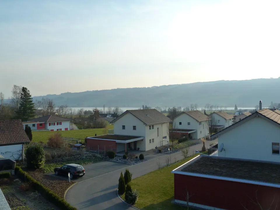 Appartamento luminoso 4.5 locali con balcone e garage a Hitzkirch