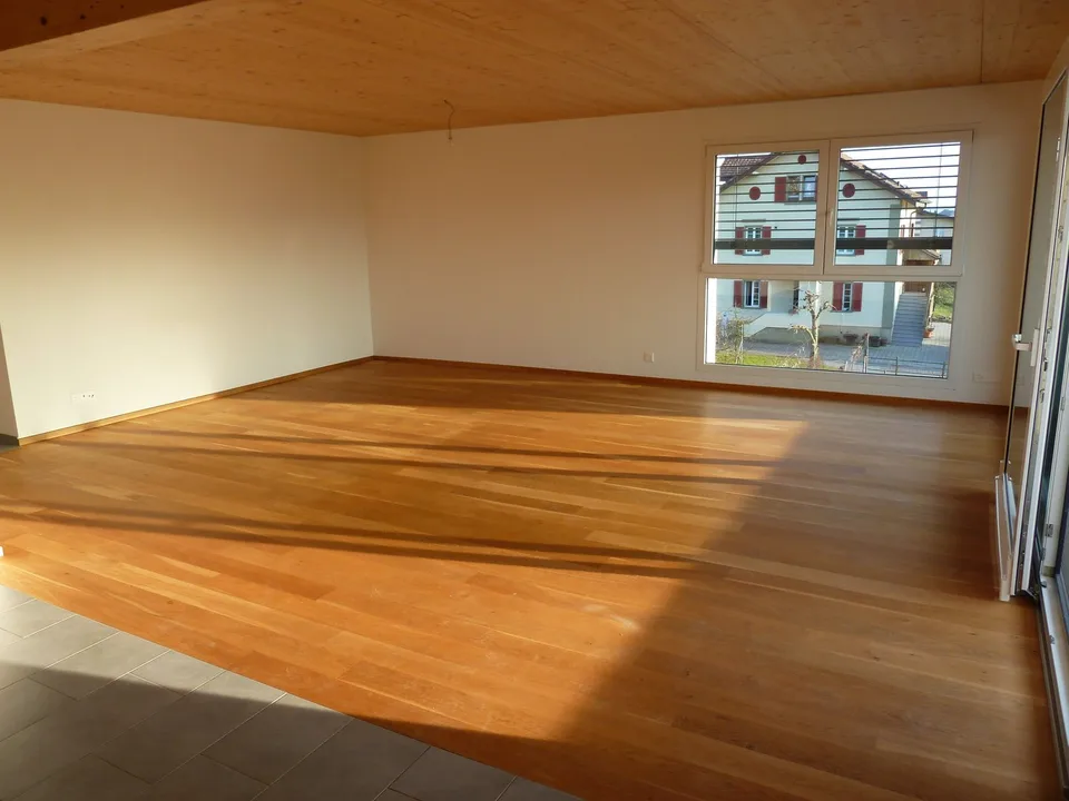 Appartamento luminoso 4.5 locali con balcone e garage a Hitzkirch