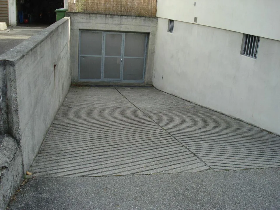Auto-Einstellplatz zu vermieten