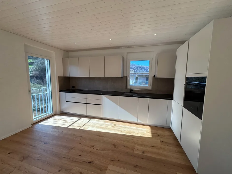 Appartamento moderno di 4,5 locali in mansarda con ampio balcone – vivere in una posizione ideale