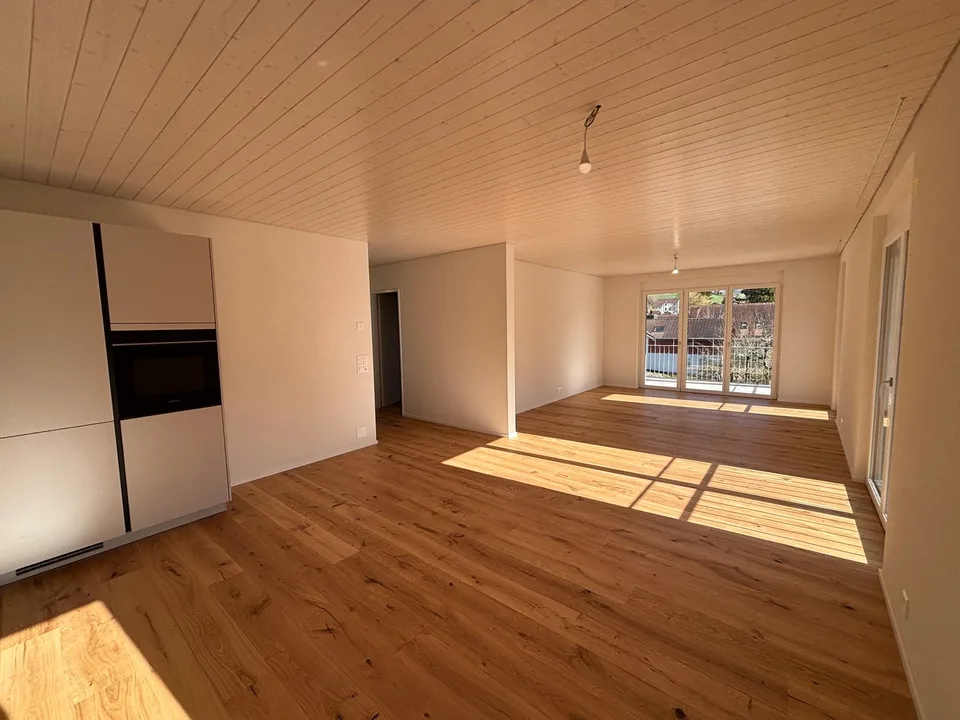 Appartamento moderno di 4,5 locali in mansarda con ampio balcone – vivere in una posizione ideale