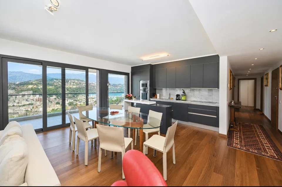 Elegante Appartamento con Terrazza e Vista Panoramica sul Lago e Monti – Foto 8 von 13