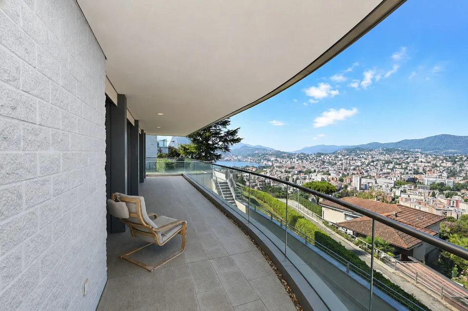 Elegante Appartamento con Terrazza e Vista Panoramica sul Lago e Monti