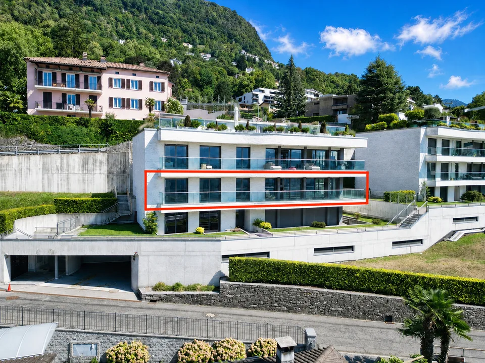 Elegante Appartamento con Terrazza e Vista Panoramica sul Lago e Monti