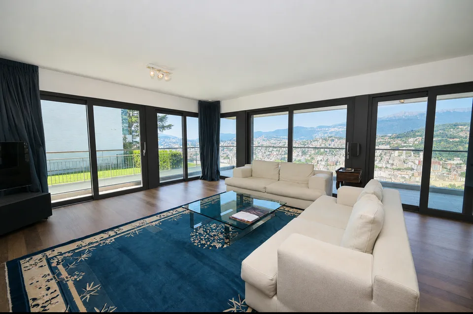 Elegante Appartamento con Terrazza e Vista Panoramica sul Lago e Monti – Foto 10 von 13
