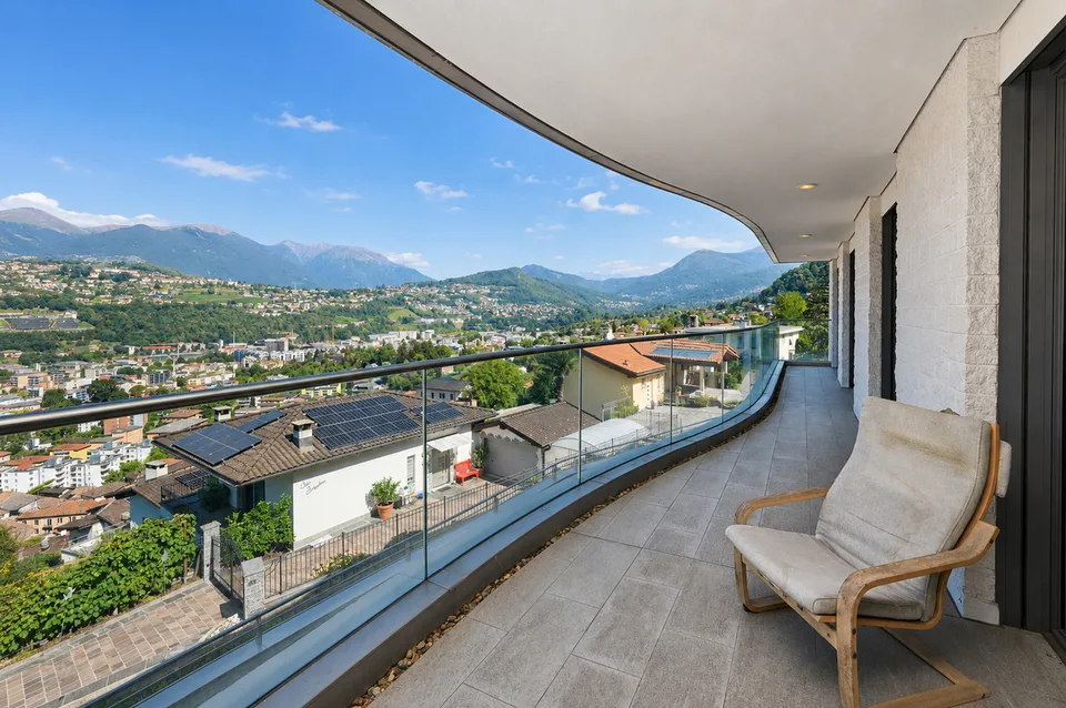 Elegante Appartamento con Terrazza e Vista Panoramica sul Lago e Monti
