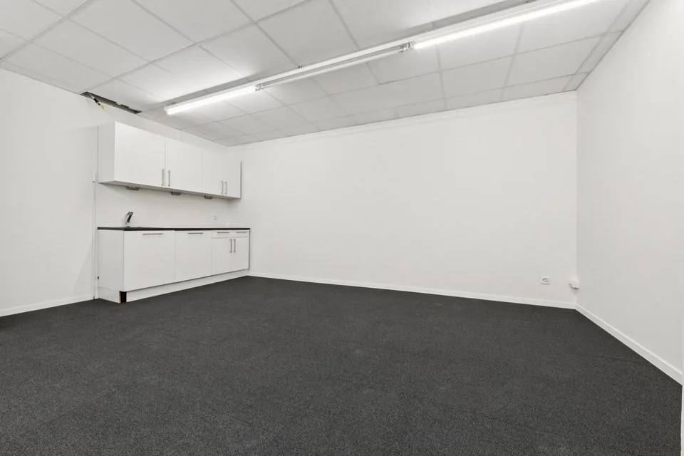Spazio commerciale o studio con ufficio e area di produzione – foto 9 di 12