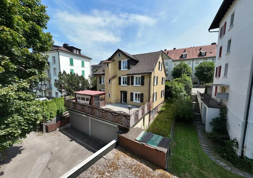 Spannendes Zweifamilienhaus mit 4 Garagenplätzen - Preis bankengeprüft!