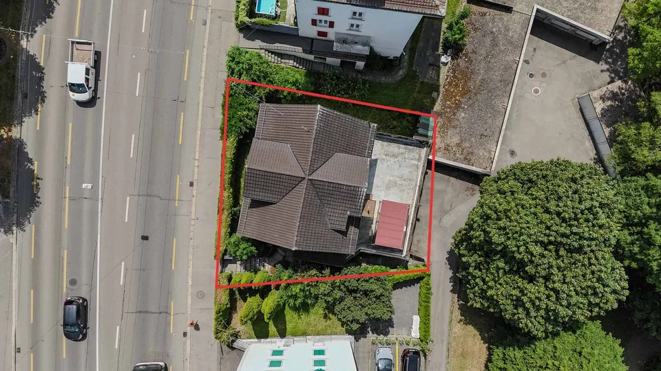 Maison bipartite passionnante avec 4 places de garage - prix vérifié par la banque !