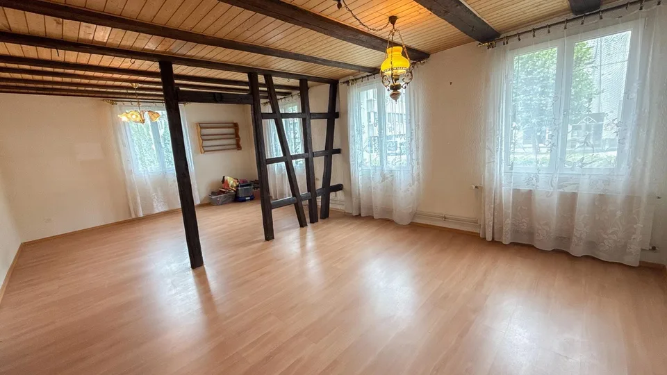 Maison bipartite passionnante avec 4 places de garage - prix vérifié par la banque !