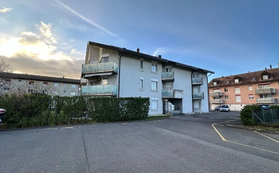 SAINT-PREX - Studio rénové avec deux balcons