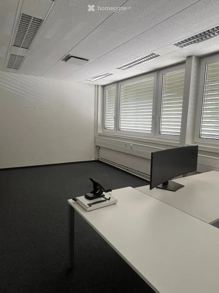 Bureau lumineux avec salle de réunion dans un emplacement central à Bülach