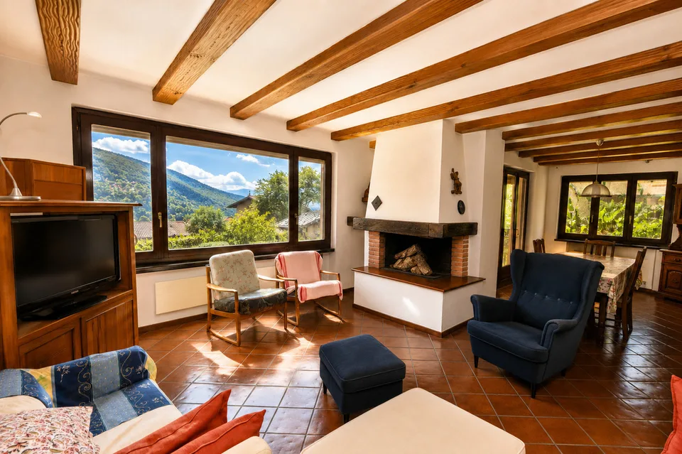 Villa con Giardino, Vista Aperta e Progetto per la Piscina