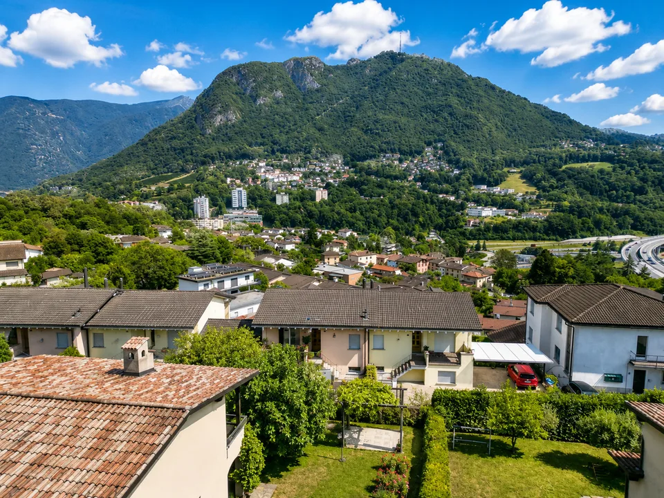 Villa con Giardino, Vista Aperta e Progetto per la Piscina