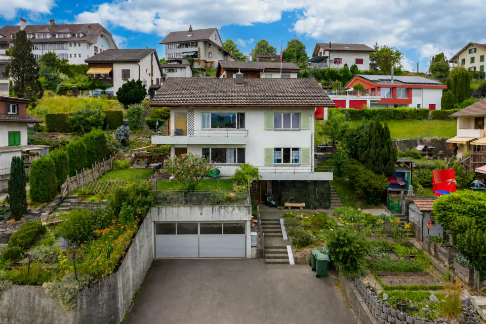 Wohnen mit Weitsicht: Haus mit 2 Wohnungen und grossem Garten