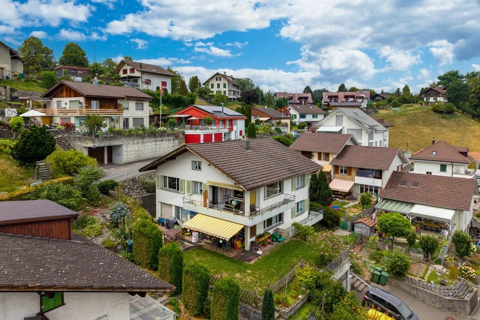 Wohnen mit Weitsicht: Haus mit 2 Wohnungen und grossem Garten