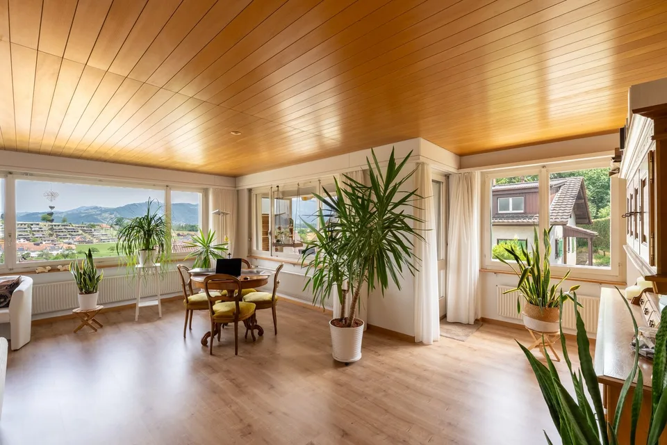Wohnen mit Weitsicht: Haus mit 2 Wohnungen und grossem Garten