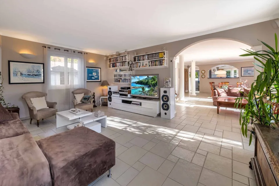 Prächtige Familienvilla mit Pool und Seeblick