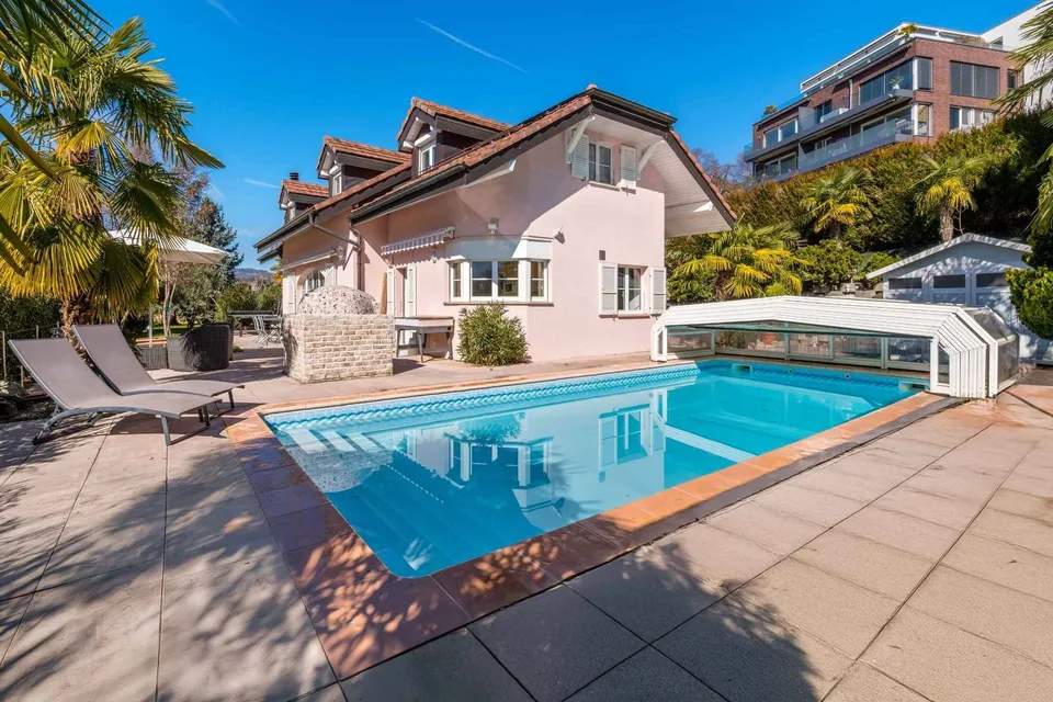Prächtige Familienvilla mit Pool und Seeblick