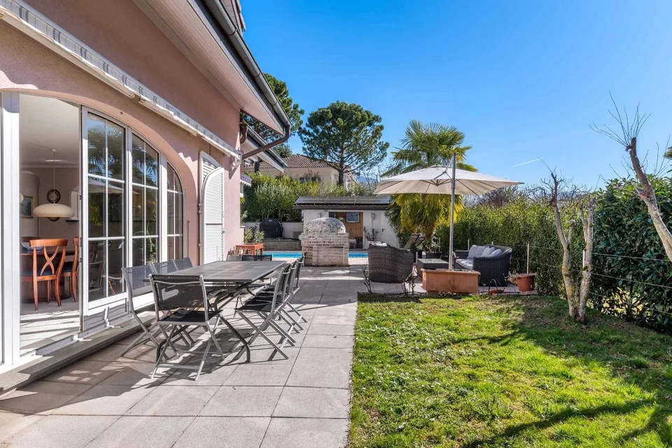 Prächtige Familienvilla mit Pool und Seeblick