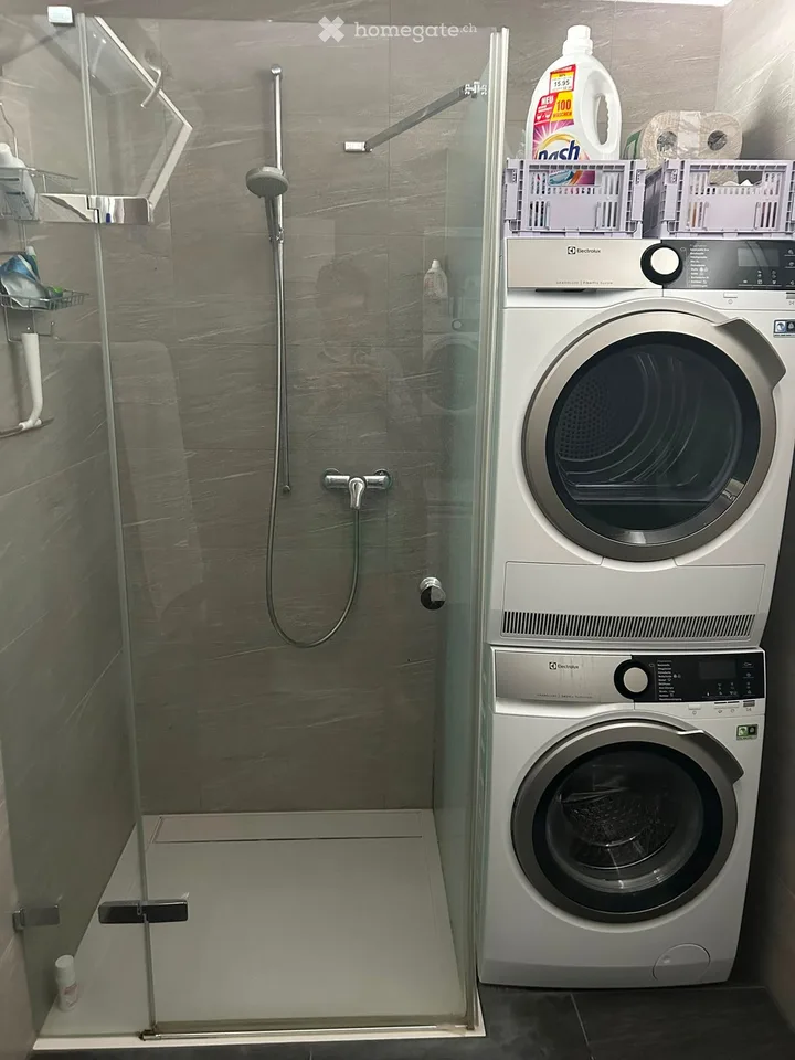 Temporary (Okt-März): Modernes 2.5-Zimmer-Apartment in Zürich nahe Albisriederplatz mit Veranda