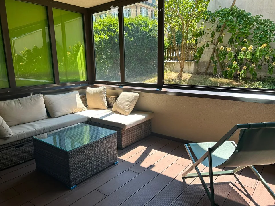 Temporary (Okt-März): Modernes 2.5-Zimmer-Apartment in Zürich nahe Albisriederplatz mit Veranda