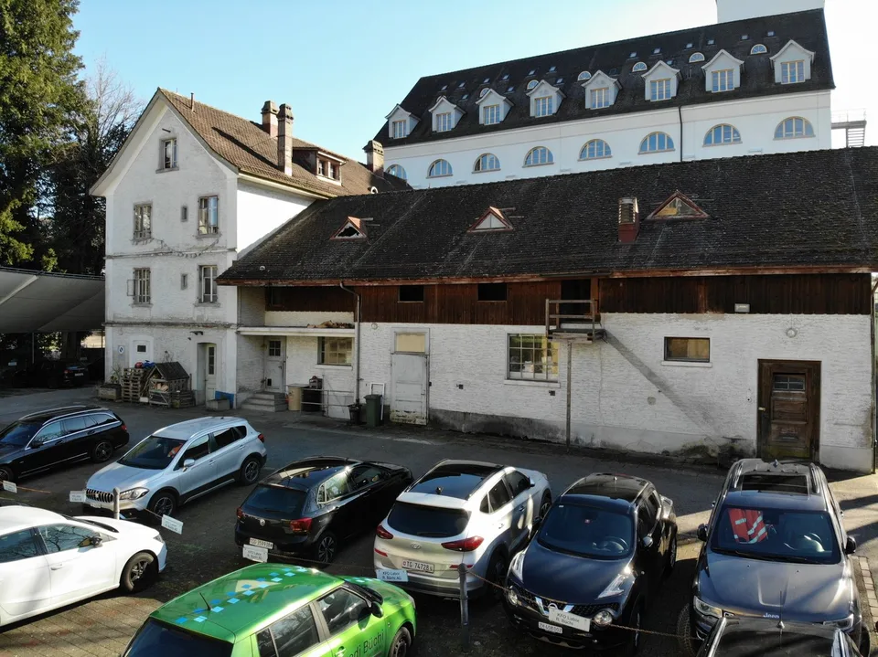 offener Auto-Abstellplatz