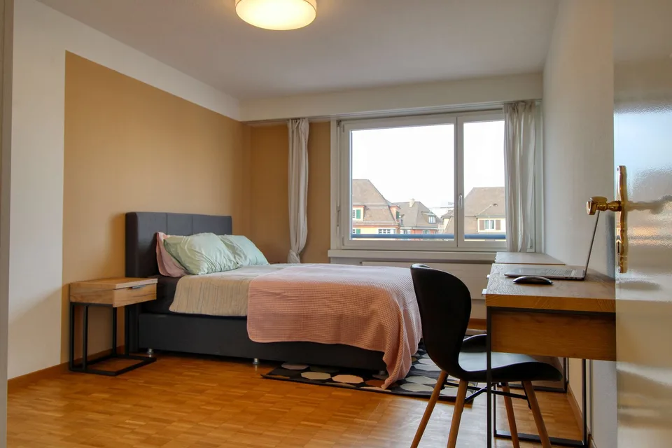 Cozy Single Room with Balcony in Zürich-Leimbach