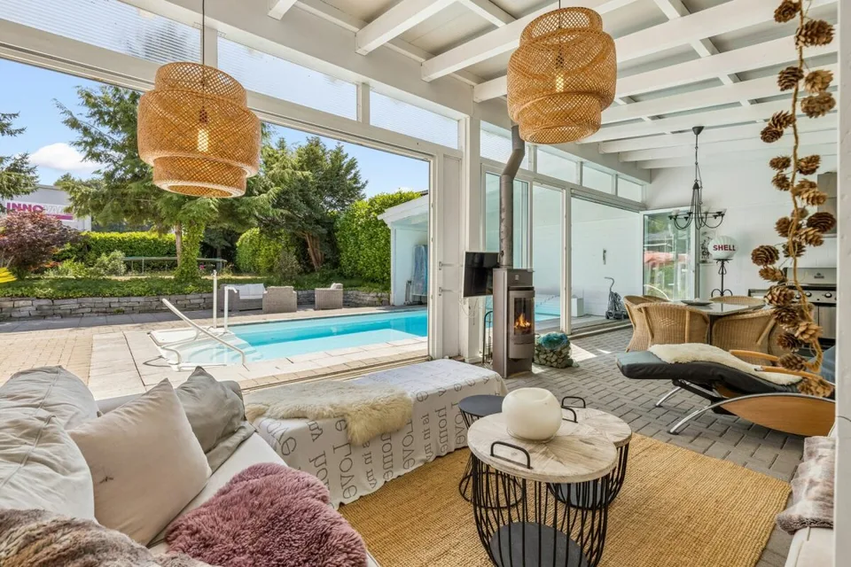 8.5-Zimmer-Einfamilienhaus mit Wintergarten, Pool und vielseitigem Raumangebot – Foto 10 von 14