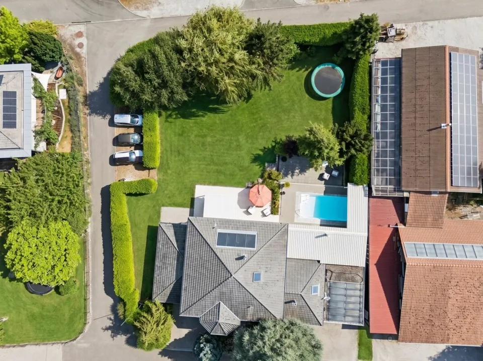 8.5-Zimmer-Einfamilienhaus mit Wintergarten, Pool und vielseitigem Raumangebot – Foto 14 von 14