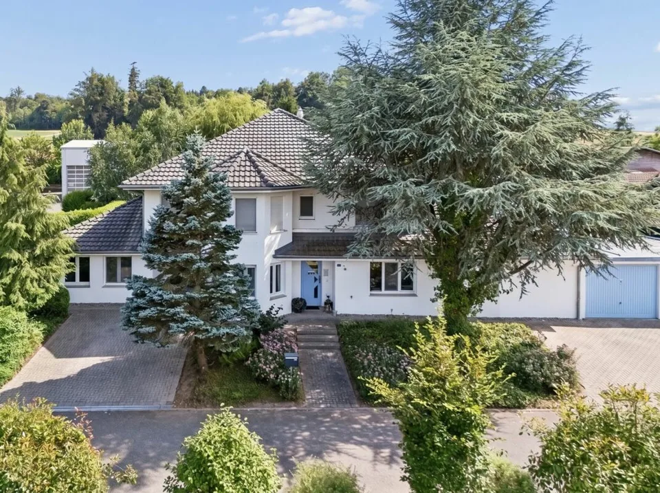 8.5-Zimmer-Einfamilienhaus mit Wintergarten, Pool und vielseitigem Raumangebot