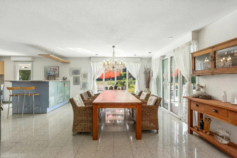 8.5-Zimmer-Einfamilienhaus mit Wintergarten, Pool und vielseitigem Raumangebot