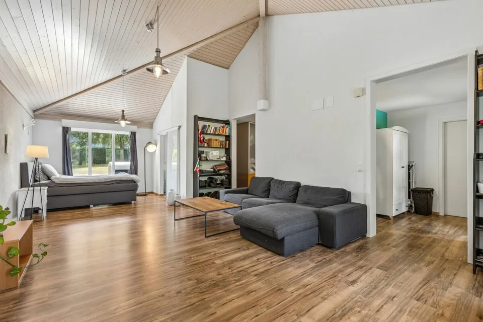 8.5-Zimmer-Einfamilienhaus mit Wintergarten, Pool und vielseitigem Raumangebot – Foto 8 von 14