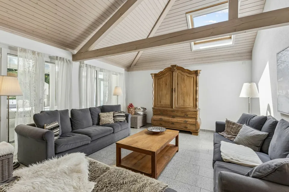 8.5-Zimmer-Einfamilienhaus mit Wintergarten, Pool und vielseitigem Raumangebot