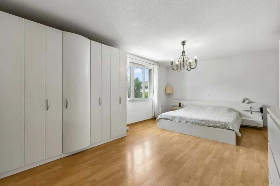 8.5-Zimmer-Einfamilienhaus mit Wintergarten, Pool und vielseitigem Raumangebot – Foto 7 von 14