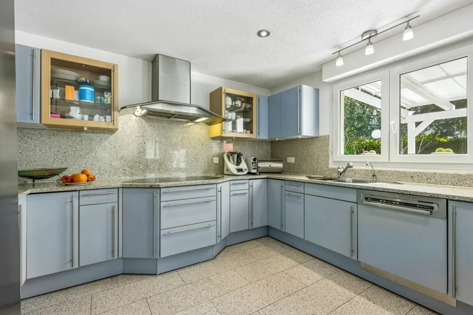 8.5-Zimmer-Einfamilienhaus mit Wintergarten, Pool und vielseitigem Raumangebot