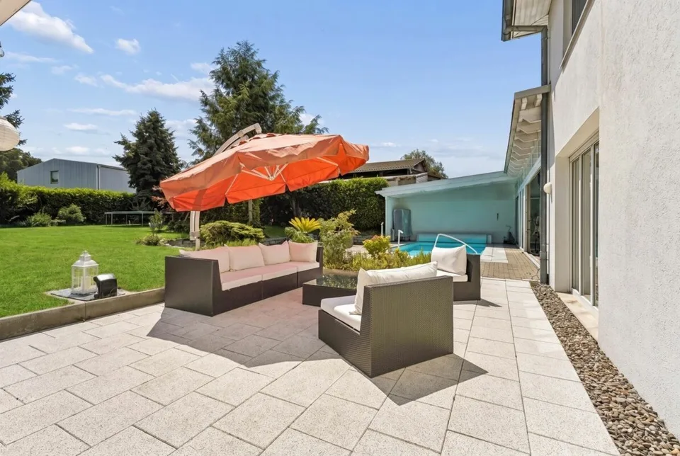 8.5-Zimmer-Einfamilienhaus mit Wintergarten, Pool und vielseitigem Raumangebot – Foto 12 von 14